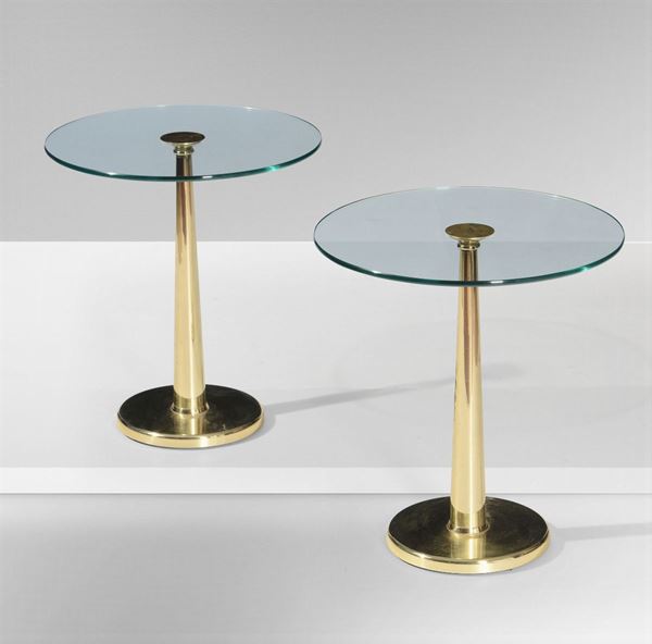 Coppia di tavolini da appoggio con struttura in ottone e piano in cristallo.