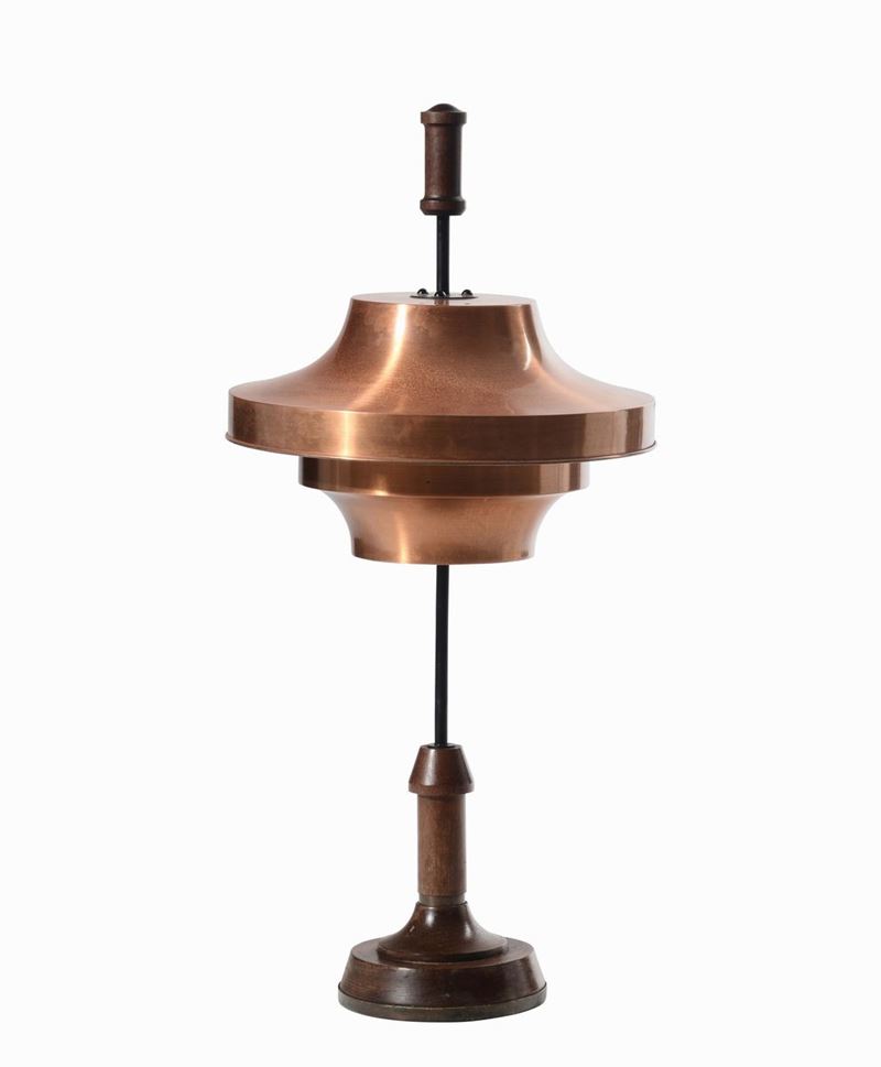 Lampada da tavolo struttura in legno e paralume regolabile in rame.  - Auction Design - Cambi Casa d'Aste