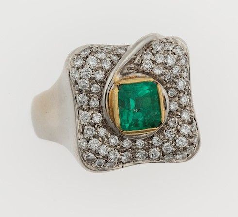 Anello con smeraldo Colombia di ct 1.20 circa e diamanti a contorno per ct 1.00 circa  - Asta Gioielli - Cambi Casa d'Aste