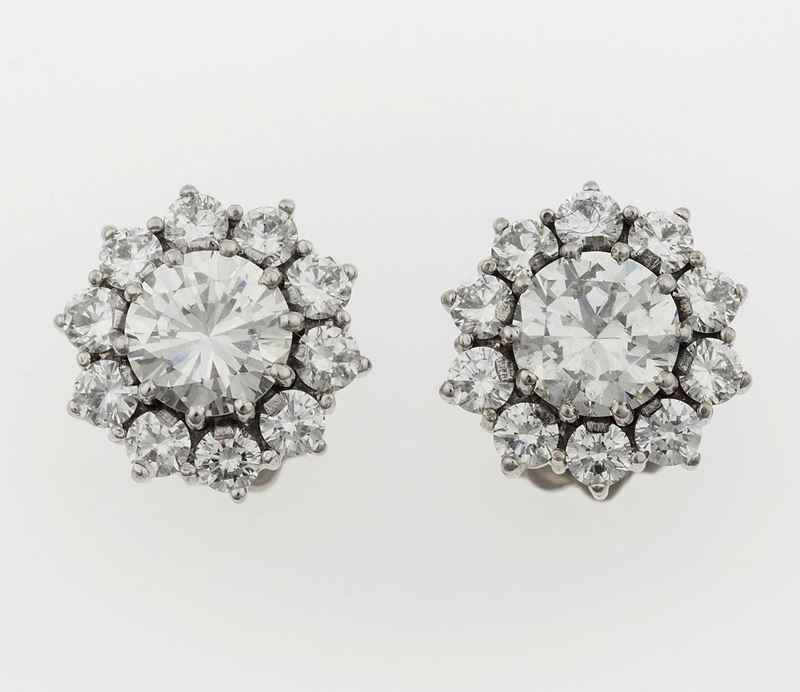 Orecchini con diamanti centrali taglio brillante di ct 0,90 circa  - Asta Fine Jewels - II - Cambi Casa d'Aste