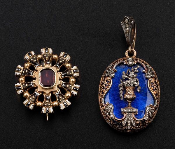 Lotto composto da un pendente portaritratto in smalto e piccoli diamanti ed una spilla con granato e smalti policromi