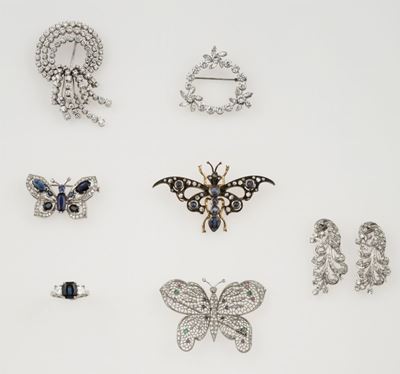 Lotto Composto da un Orologio da Signora, Due Clips, Cinque Spille ed un Anello