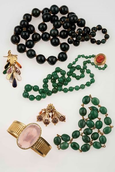 Lotto Composto da un Bracciale con Grande Quarzo Rosa, Due Pendenti e Tre Collane in Pietre Dure