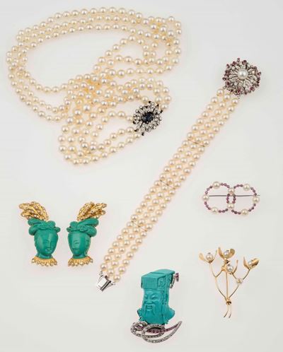 Lotto Composto da un Girocollo, un Bracciale e Cinque Spille