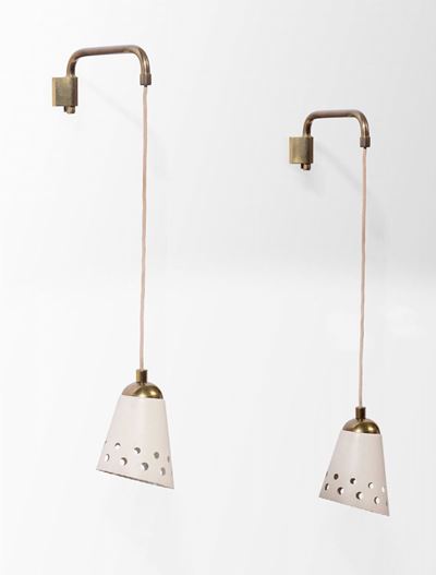 Coppia di Appliques con Struttura in Ottone Orientabili e Paralume Traforato in Metallo Laccato.
