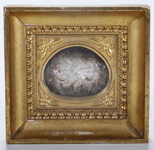 Cristo e Veronica. Lamina d’argento sbalzato entro cornice in legno intagliato e dorato. Italia XIX secolo