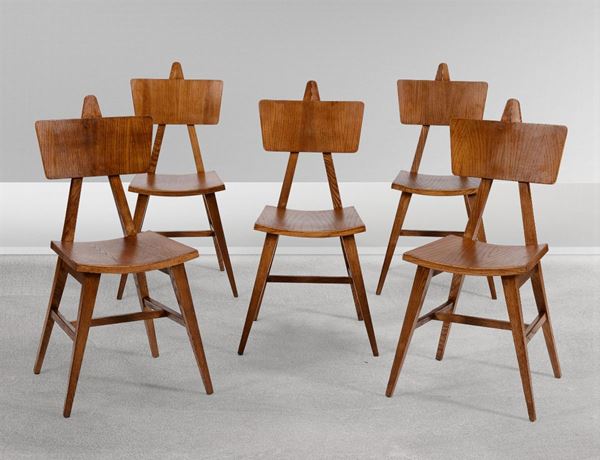 Cinque sedie in legno.