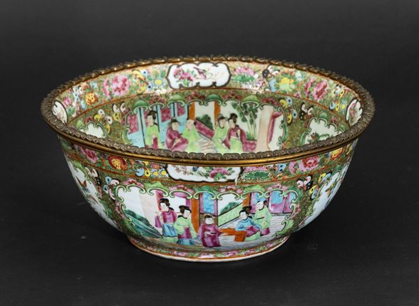 Bowl in porcellana Canton con scene di vita comune entro riserve e decori naturalistici entro montatura in bronzo dorato, Cina, Dinastia Qing, fine XIX secolo
