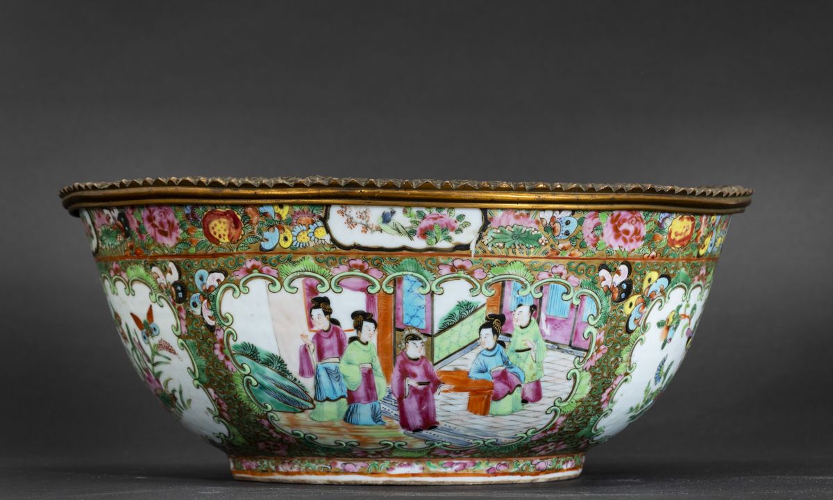 Bowl in Porcellana Canton con Scene di Vita Comune Entro Riserve e Decori Naturalistici Entro Mon...