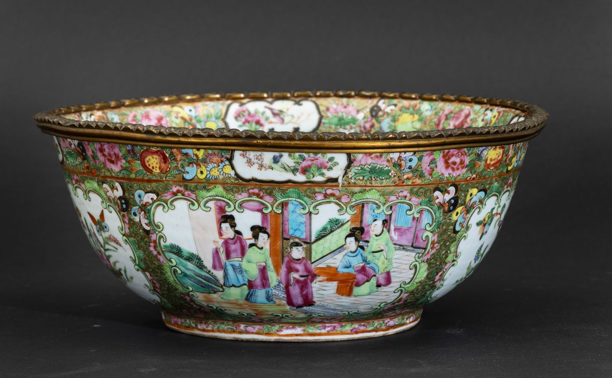 Bowl in Porcellana Canton con Scene di Vita Comune Entro Riserve e Decori Naturalistici Entro Mon...