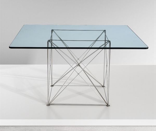 Tavolo con struttura in metallo cromato e piano in vetro molato.