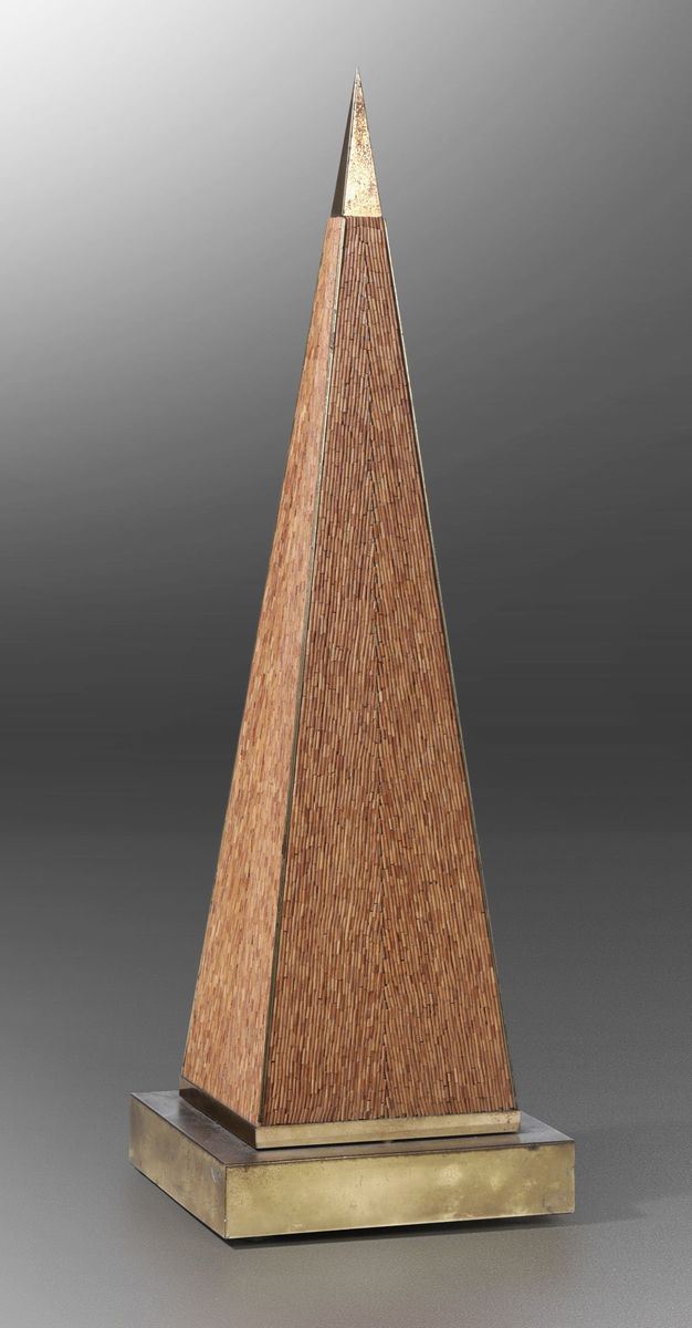 Scultura Obelisco in legno rivestito in giunco e particolari in ottone.  - Auction Design - Cambi Casa d'Aste