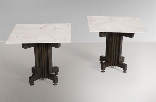 Coppia di tavoli bassi con struttura in metallo, legno e piani in Travertino.