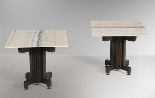 Coppia di tavoli bassi con struttura in metallo, legno e piani in Travertino.