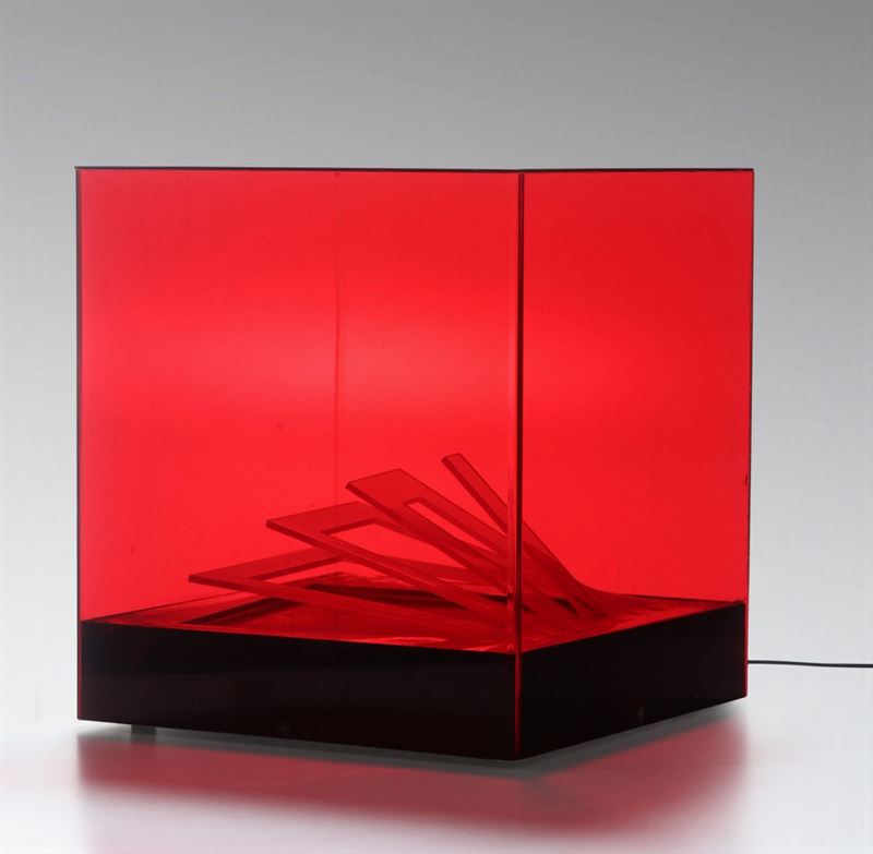 Lampada da tavolo con struttura in plastica e plexiglass.  - Auction Design - Cambi Casa d'Aste