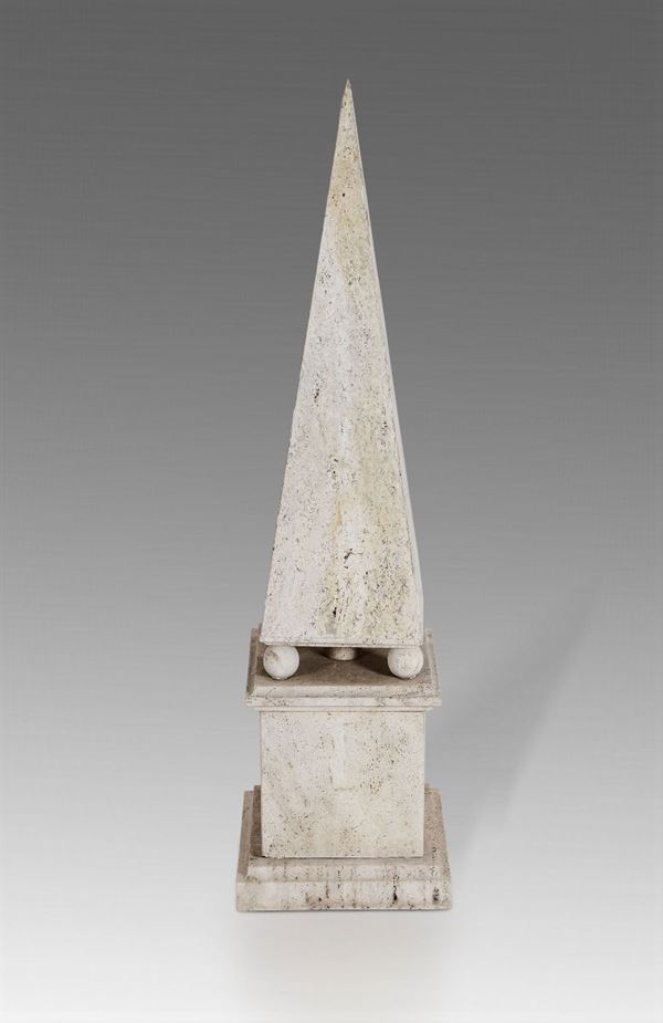 Scultura Obelisco in travertino.