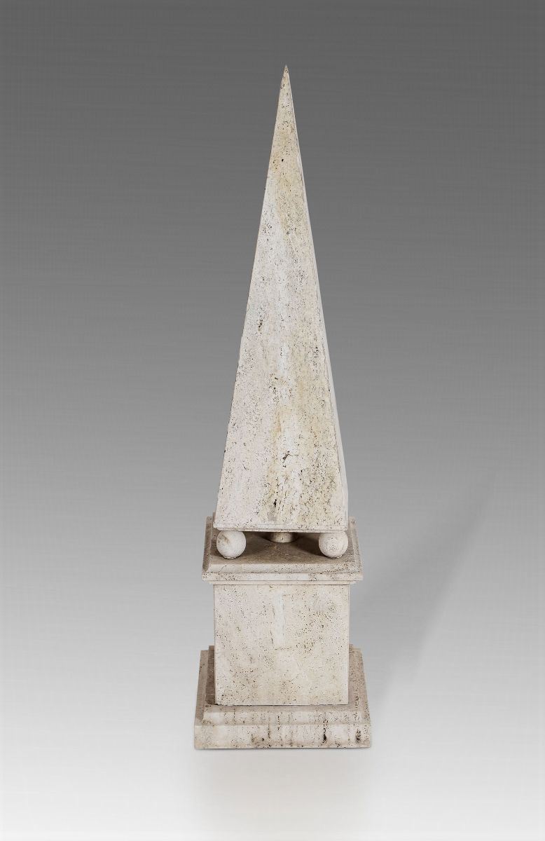 Scultura Obelisco in travertino.  - Auction Design - Cambi Casa d'Aste