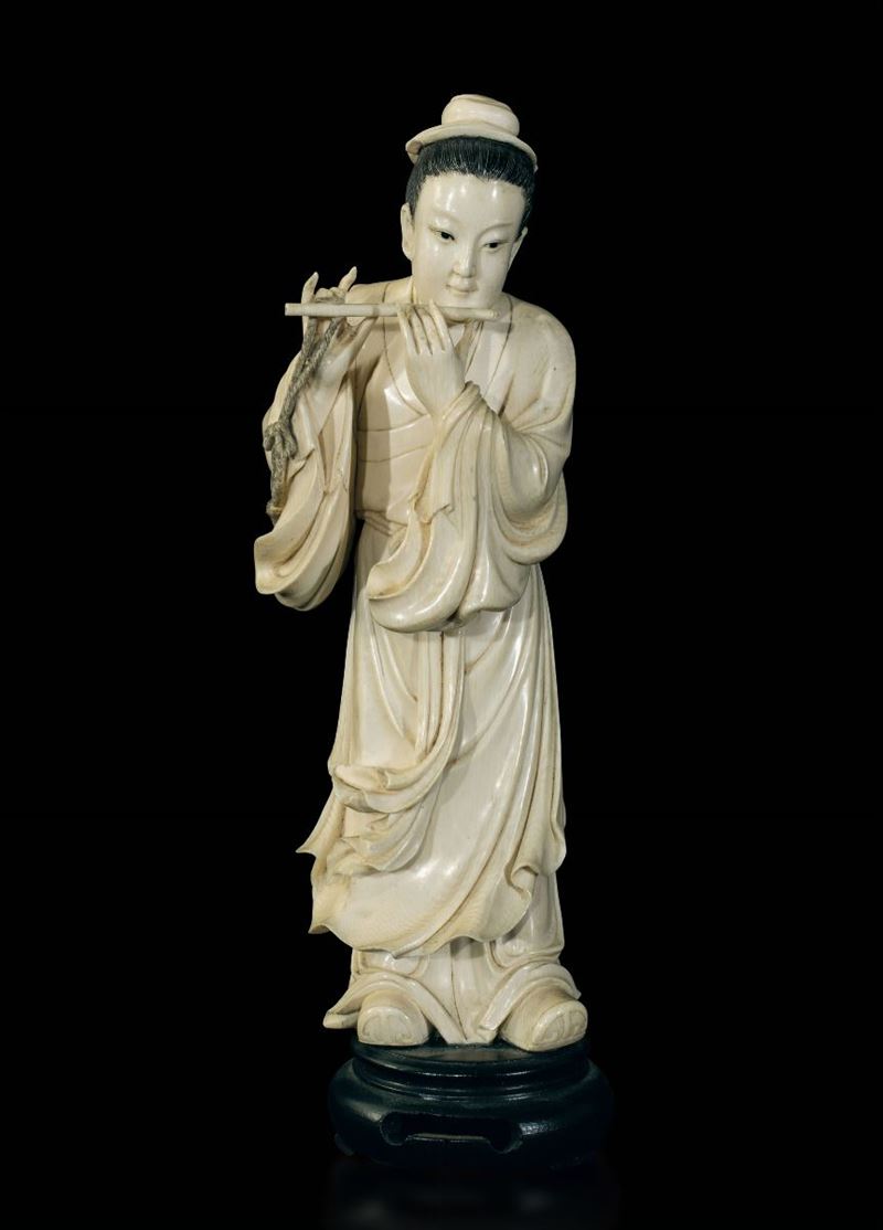 Figura di suonatore di flauto scolpita in avorio, Cina, inizi XX secolo  - Asta Fine Chinese Works of Art - Cambi Casa d'Aste