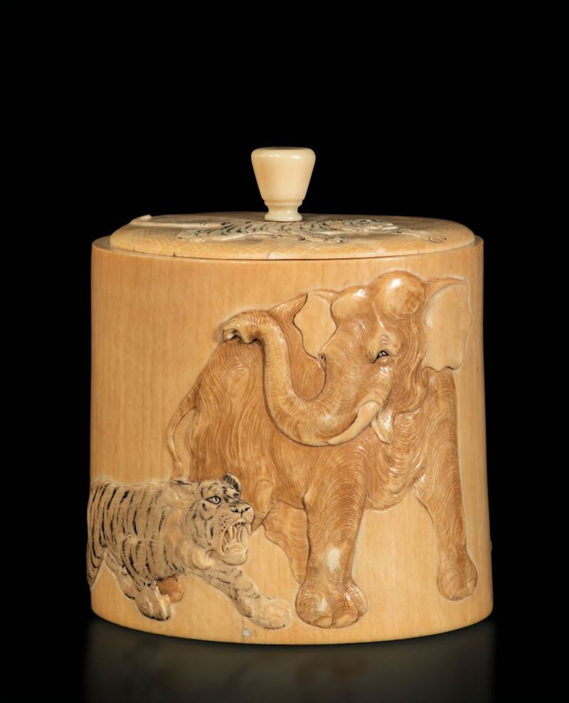 Scatola ovale in avorio con coperchio raffigurante scene di lotta tra tigri ed elefante, Cina, inizi XX secolo  - Asta Fine Chinese Works of Art - Cambi Casa d'Aste