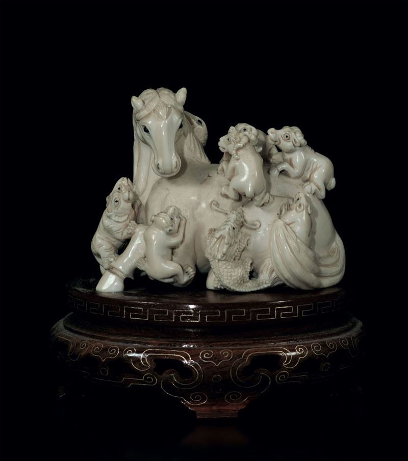 Gruppo in avorio scolpito raffigurante i dodici animali dell'oroscopo, Cina, inizi XX secolo  - Asta Fine Chinese Works of Art - Cambi Casa d'Aste