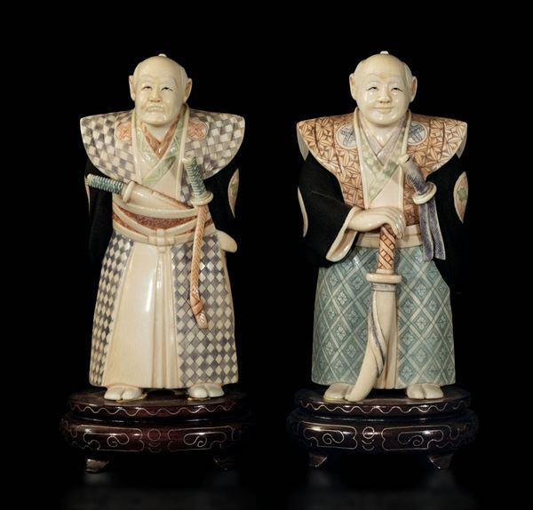Coppia di anziani Samurai con katane scolpiti in avorio, Giappone, inizi XX secolo
