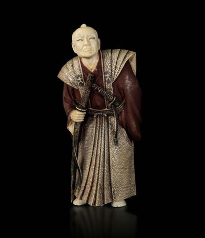 Figura di Anziano Samurai con Katana Scolpita in Avorio, Giappone, Inizi XX Secolo