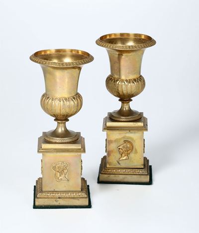 Coppia di Vasi Tipo Medicei in Bronzo Dorato, XIX-XX Secolo