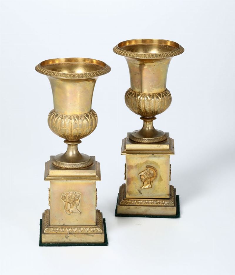 Coppia di vasi tipo medicei in bronzo dorato, XIX-XX secolo  - Auction Antiques V - Cambi Casa d'Aste