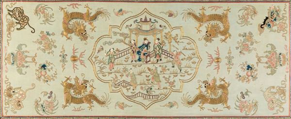 Tessuto in seta finemente ricamata raffigurante scena di vita comune entro riserva e decori naturalistici su fondo panna, Cina, Dinastia Qing, XIX secolo