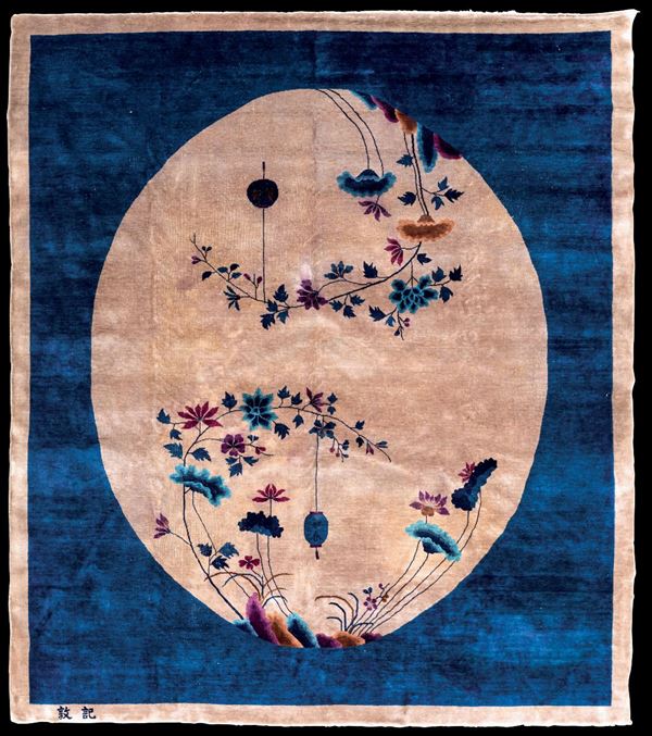 Tappeto con scena naturalistica entro riserva su fondo blu, Cina, 1930 ca