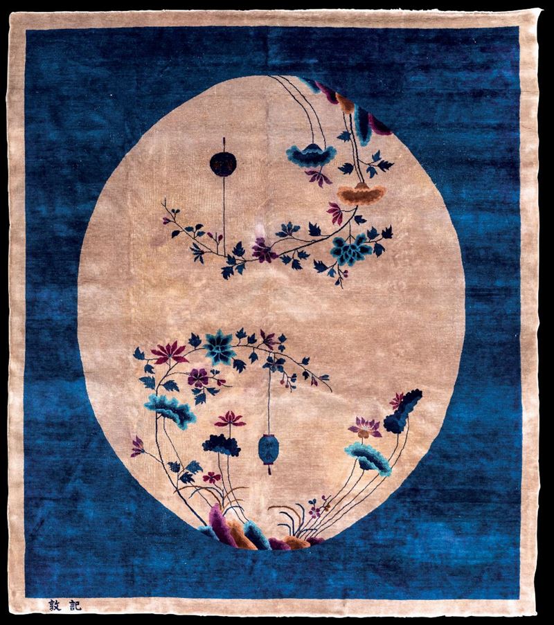 Tappeto con scena naturalistica entro riserva su fondo blu, Cina, 1930 ca  - Asta Fine Chinese Works of Art - Cambi Casa d'Aste