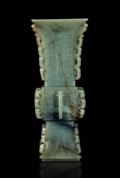 Vaso Gu a Sezione Quadrata Scolpito in Giada con Decori Incisi D'ispirazione Arcaica e Dettagli S...