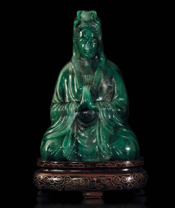 Figura di Guanyin seduta in meditazione scolpita in giada spinacio, Cina, inizi XX secolo