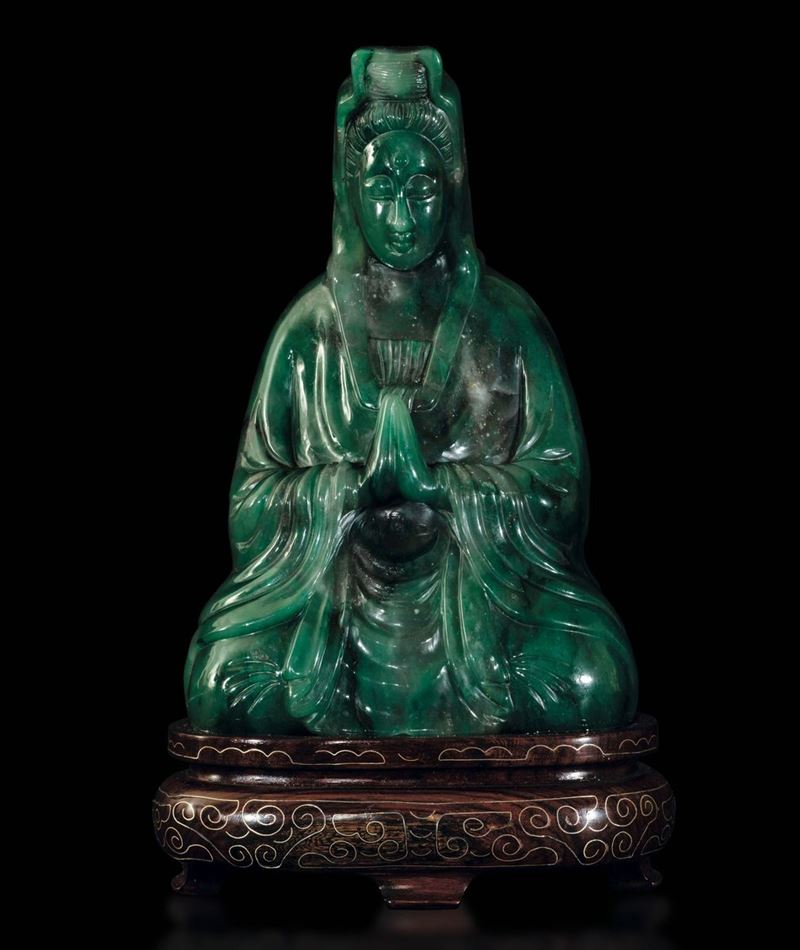 Figura di Guanyin seduta in meditazione scolpita in giada spinacio, Cina, inizi XX secolo  - Asta Fine Chinese Works of Art - Cambi Casa d'Aste