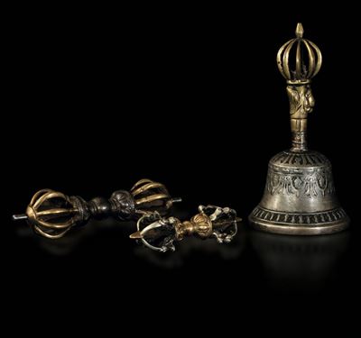 Lotto Composto da Campana Rituale in Bronzo e Coppia di Vajra, Tibet, Inizio XIX Secolo