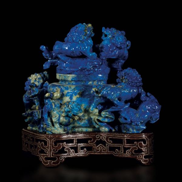 Piccolo vaso con coperchio scolpito in lapislazzulo con figure di cani di Pho, Cina, inizi XX secolo