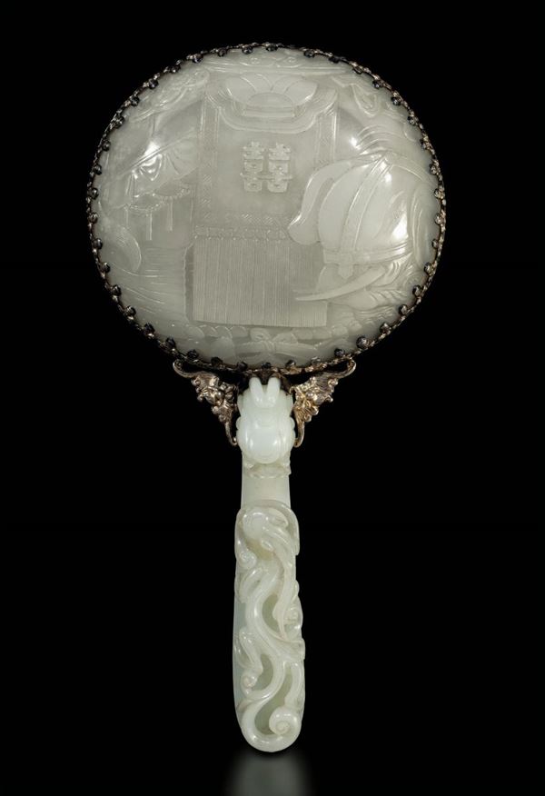 Specchio con placca in giada con figura di elefante e stendardi a rilievo e manico a guisa di draghetto, Cina, Dinastia Qing, epoca Qianlong (1736-1796)