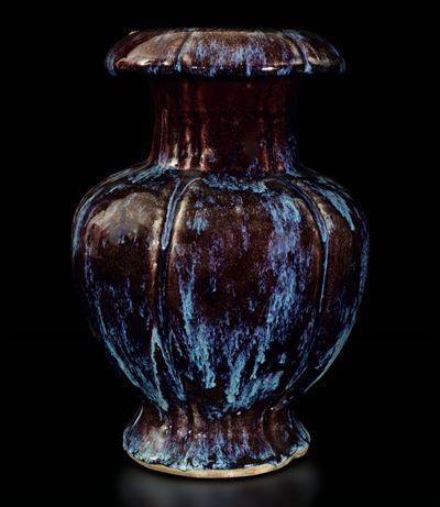 Vaso in Porcellana con Costolature e Decoro Flambè sui Toni del Viola e Dell'azzurro, Cina, Dinas...