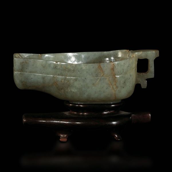 Piccolo versatoio scolpito in giada con decoro inciso, Cina, Dinastia Qing, epoca Qianlong (1736-1796)