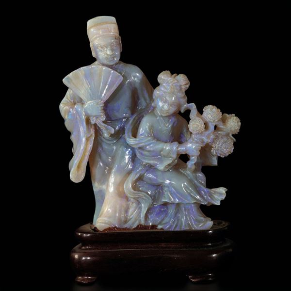 Gruppo scolpito in opale raffigurante scena galante, Cina, inizi XX secolo