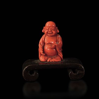 Piccola Figura di Budai Scolpita in Corallo, Cina, Inizi XX Secolo