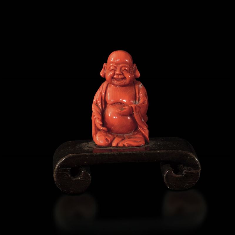 Piccola figura di Budai scolpita in corallo, Cina, inizi XX secolo  - Asta Fine Chinese Works of Art - Cambi Casa d'Aste