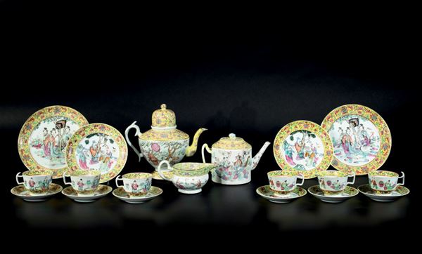 Servizio da thè in porcellana Famiglia Rosa con scene di vita comune e decori floreali su fondo giallo, Cina,Dinastia Qing, epoca daoguang (1821-1850)