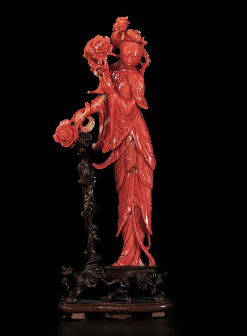 Figura di Guanyin con fiori e fenice scolpita in corallo, Cina, inizi XX secolo  - Asta Fine Chinese Works of Art - Cambi Casa d'Aste