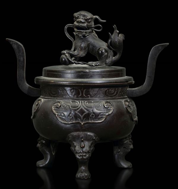 Incensiere in bronzo con manici e coperchio con presa a foggia di cane di Pho, Cina, Dinastia Ming, epoca Qianlong (1736-1796)