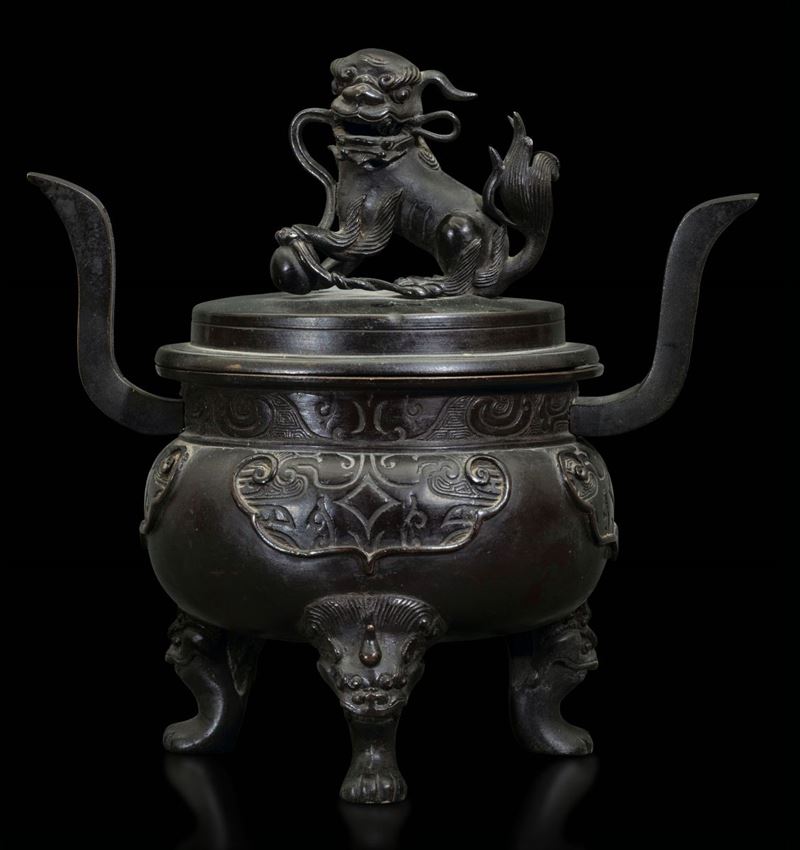 Incensiere in bronzo con manici e coperchio con presa a foggia di cane di Pho, Cina, Dinastia Ming, epoca Qianlong (1736-1796)  - Asta Fine Chinese Works of Art - Cambi Casa d'Aste