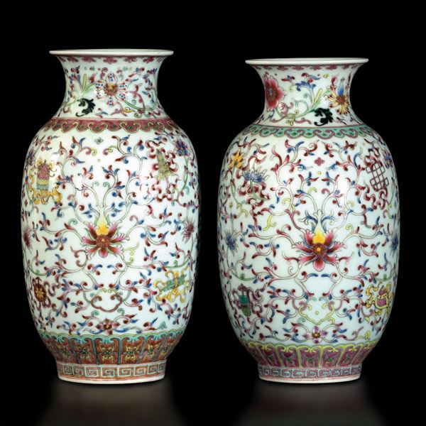 Coppia di vasi in porcellana Famiglia Rosa con decori floreali e naturalistici, Cina, inizi XX secolo