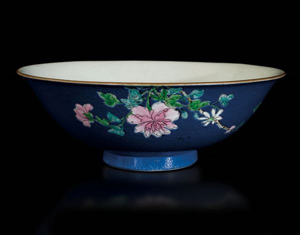 Ciotola in porcellana a smalti policromi con decoro floreale su fondo blu, Cina, XX secolo