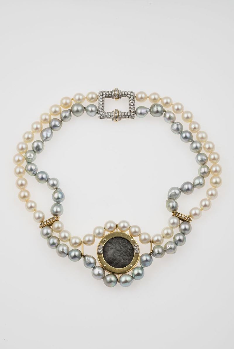 Girocollo composto da perle bianche e grigie con moneta e piccoli diamanti  - Asta Spring Jewels - I - Cambi Casa d'Aste