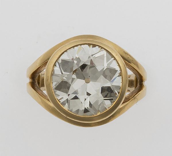 Old-cut diamond weighing 4.64 carats